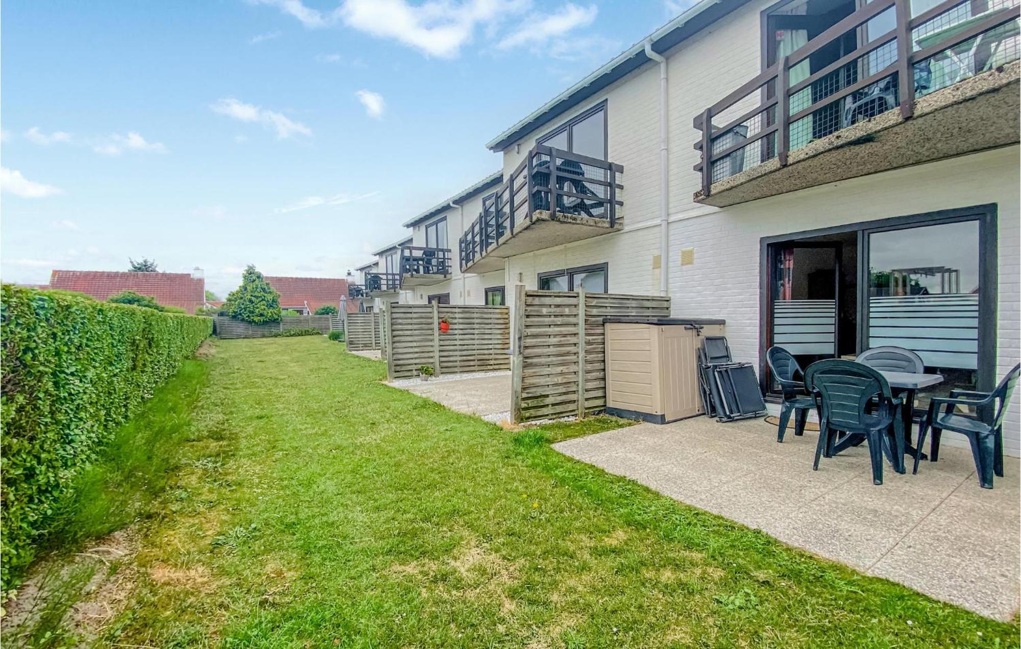 Beautiful Apartment In Bredene With Kitchen Exterior foto